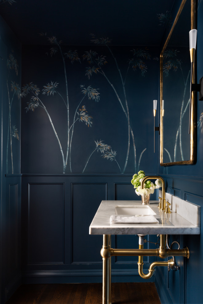 サンフランシスコにあるコンテンポラリースタイルのおしゃれな浴室 (青い壁、濃色無垢フローリング、大理石の洗面台、茶色い床、洗面台1つ、独立型洗面台) の写真