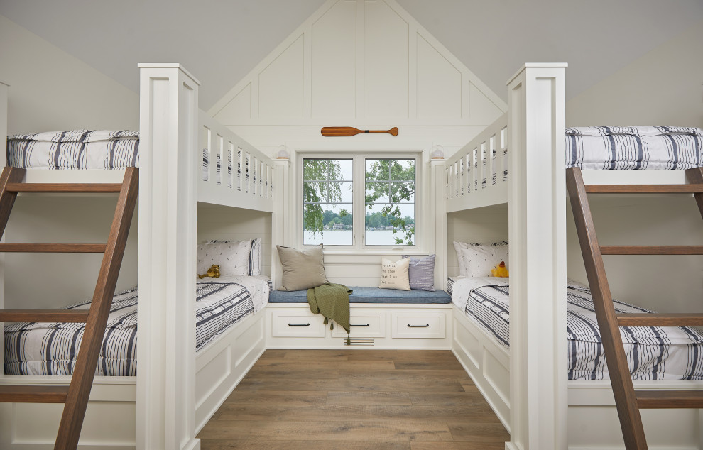 Inspiration pour une chambre d'enfant de 4 à 10 ans marine avec un mur blanc, un sol en bois brun, un sol marron et un plafond voûté.