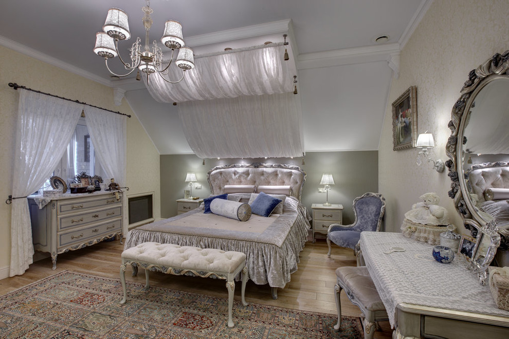 Idee per una grande camera matrimoniale classica con pareti beige, pavimento in legno verniciato e pavimento beige