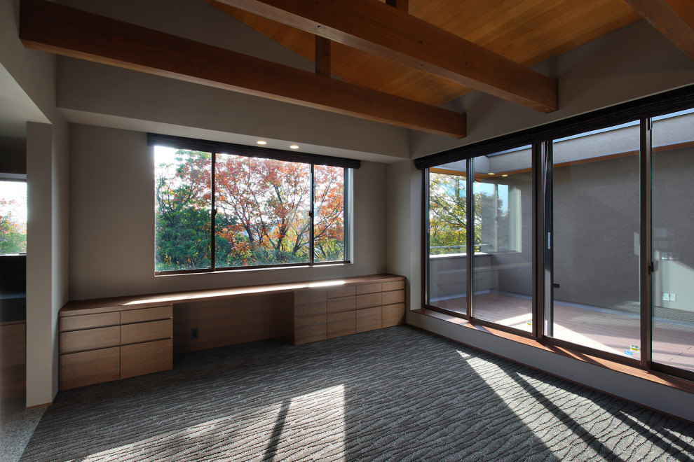 Aménagement d'une chambre moderne de taille moyenne avec un mur beige, aucune cheminée, un sol gris et un plafond en lambris de bois.