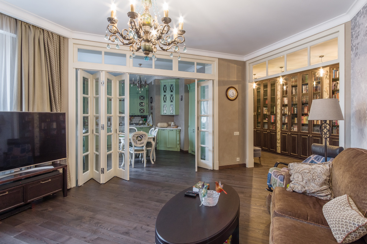 Интерьер с дверью-книжкой Брянский лес