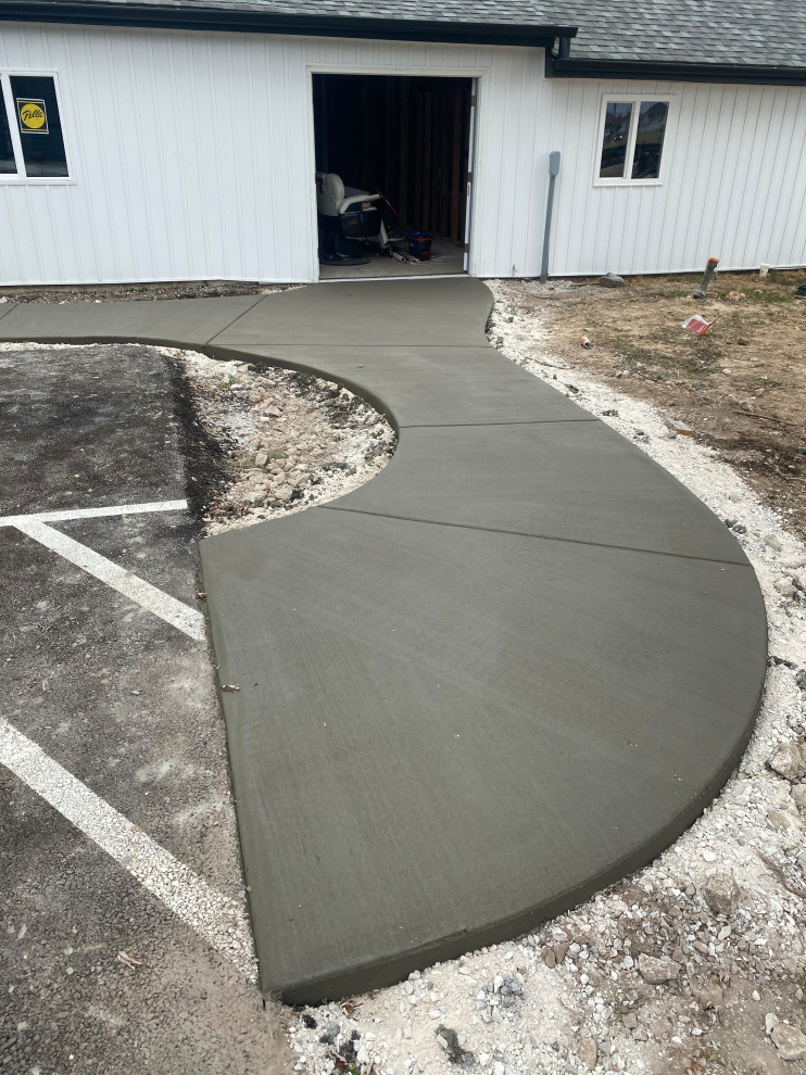 Example of a small front yard concrete patio design