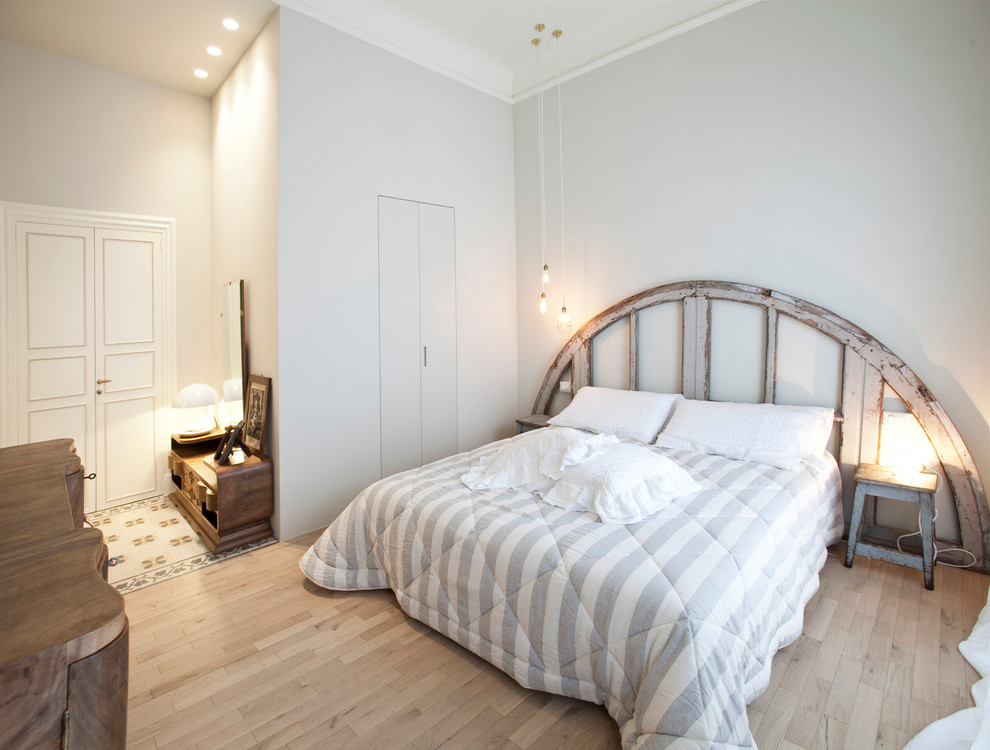 Esempio di una camera matrimoniale shabby-chic style con pareti grigie e parquet chiaro