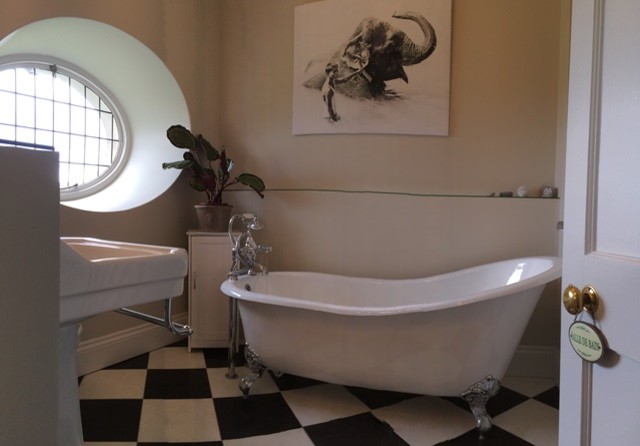 Modelo de cuarto de baño principal tradicional pequeño con bañera con patas, baldosas y/o azulejos blancas y negros, baldosas y/o azulejos de cemento y paredes blancas