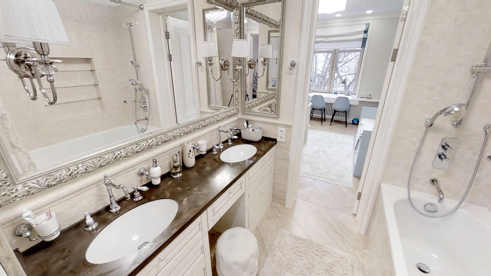 Ванная комната с двумя дверями. Проходная комната.