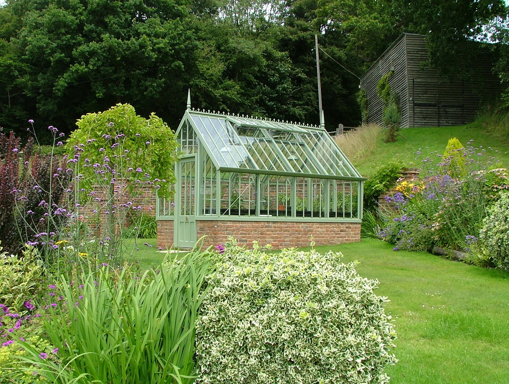 This is an example of a traditional detached greenhouse in Frankfurt.
