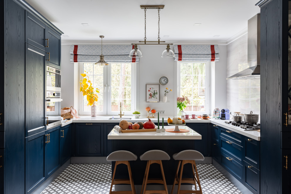 Inspiration för stora klassiska vitt kök, med luckor med profilerade fronter, blå skåp, vitt stänkskydd och en köksö