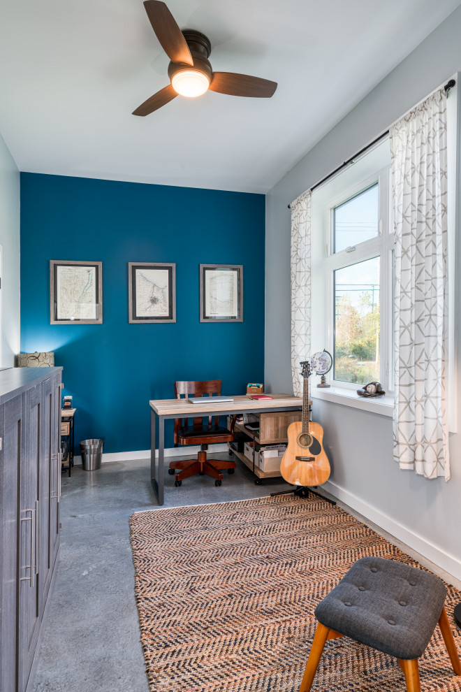 Источник вдохновения для домашнего уюта: маленькое рабочее место в современном стиле с синими стенами, бетонным полом и серым полом для на участке и в саду