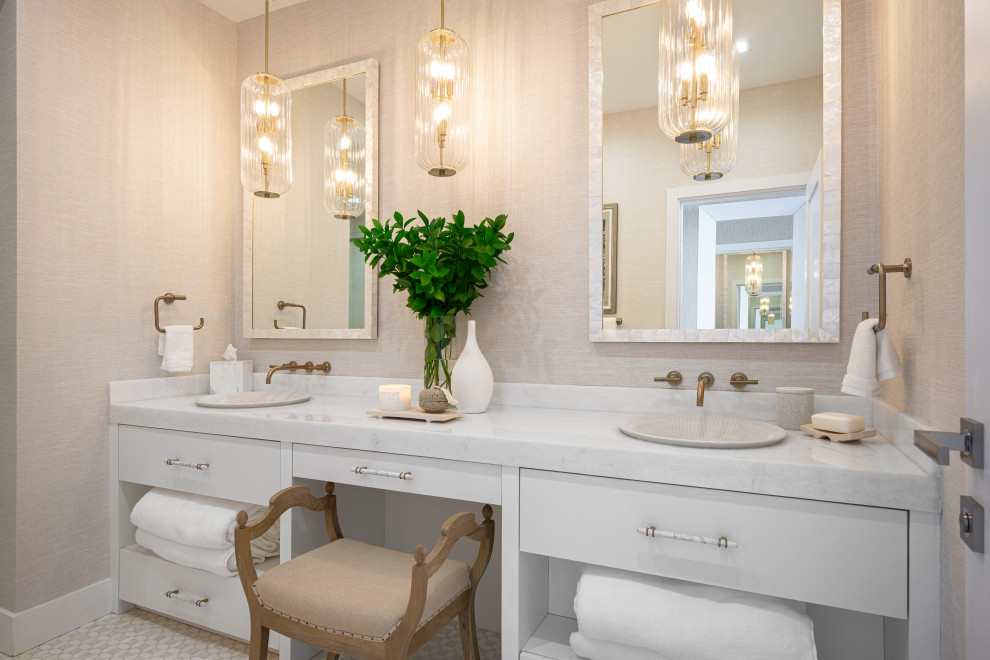Свежая идея для дизайна: большая главная ванная комната в морском стиле с плоскими фасадами, белыми фасадами, отдельно стоящей ванной, открытым душем, унитазом-моноблоком, белой плиткой, мраморной плиткой, бежевыми стенами, полом из мозаичной плитки, настольной раковиной, мраморной столешницей, белым полом, открытым душем, белой столешницей, нишей, тумбой под две раковины, встроенной тумбой, потолком с обоями и обоями на стенах - отличное фото интерьера