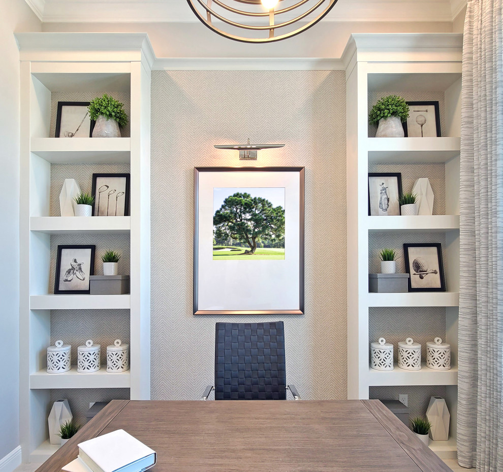 Diseño de despacho moderno de tamaño medio con paredes beige, escritorio independiente y papel pintado