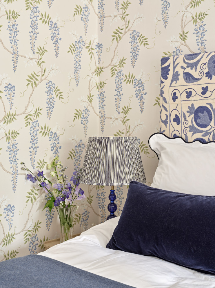 Imagen de dormitorio principal ecléctico pequeño con paredes azules y papel pintado