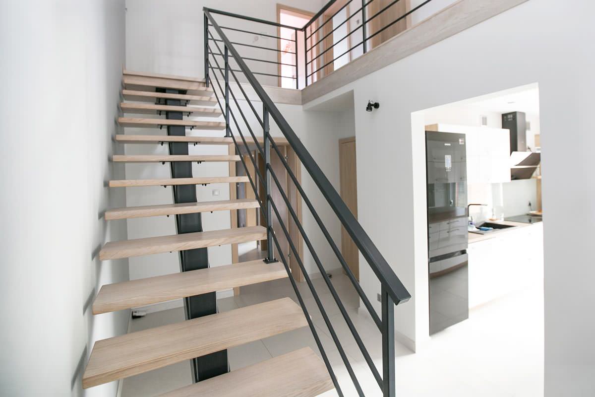 Металлическая лестница на монокосоуре