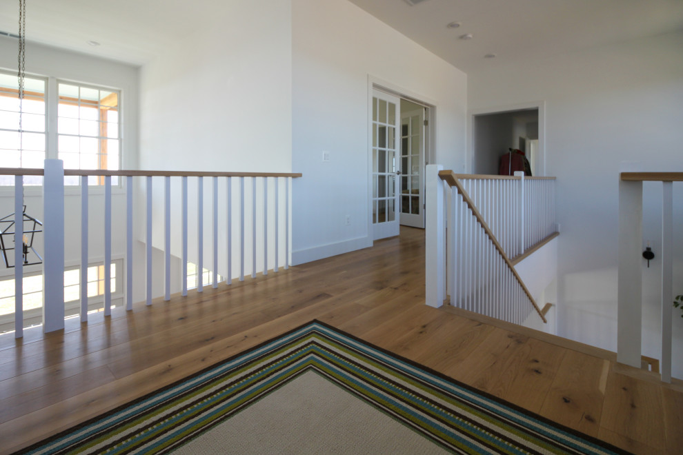 Mittelgroße Landhaus Treppe in U-Form mit Holz-Setzstufen und Holzdielenwänden in Washington, D.C.