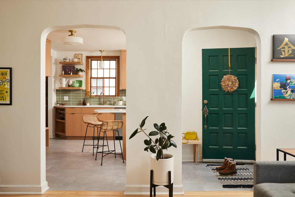 Idéer för ett avskilt, mellanstort minimalistiskt vit parallellkök, med en undermonterad diskho, släta luckor, skåp i ljust trä, bänkskiva i kvarts, grönt stänkskydd, stänkskydd i keramik, rostfria vitvaror, klinkergolv i porslin, en halv köksö och grått golv
