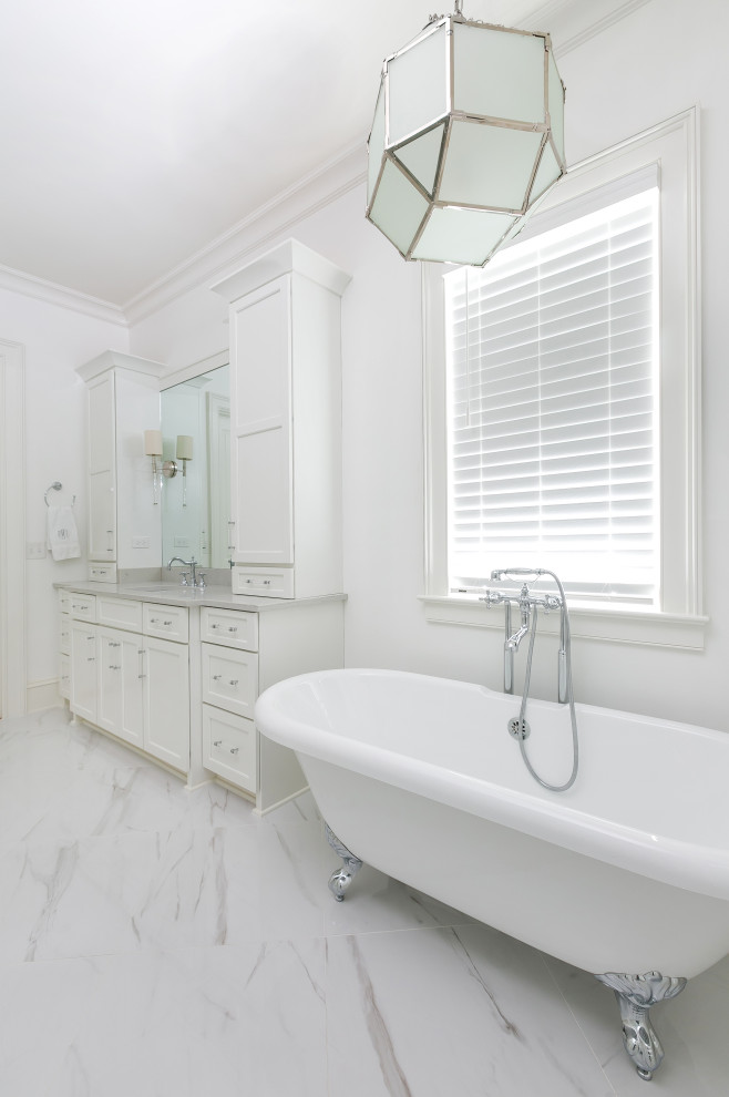 This is an example of a modern bathroom in Charleston.