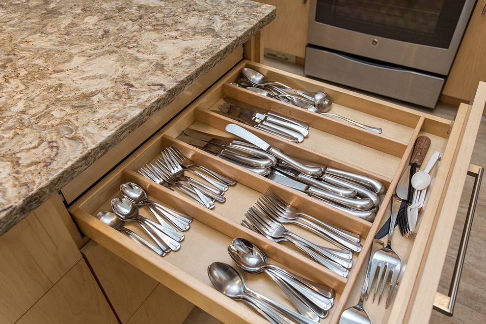 Open concept kitchen - mid-sized transitional l-shaped porcelain tile open concept kitchen idea with an undermount sink, flat-panel cabinets, light wood cabinets, beige backsplash, stainless steel appliances, an island, quartz countertops and porcelain backsplash