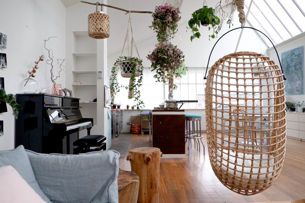 Inspiration for a large scandinavian family room in Paris.