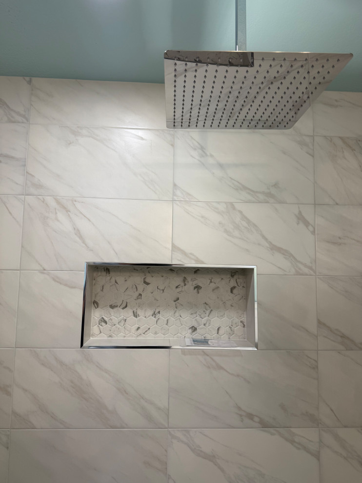 Tile shower with niche