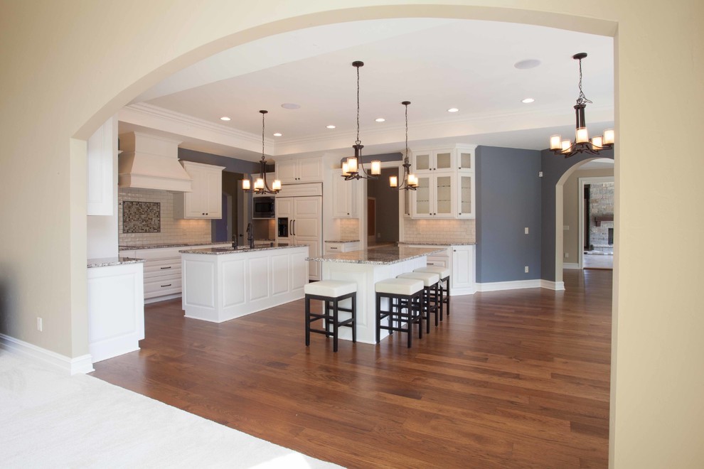 Kitchen - transitional kitchen idea in Milwaukee