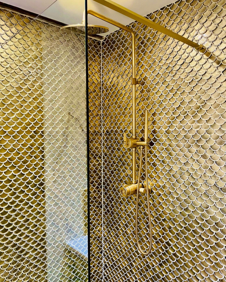 Idéer för att renovera ett vintage badrum, med glaskakel