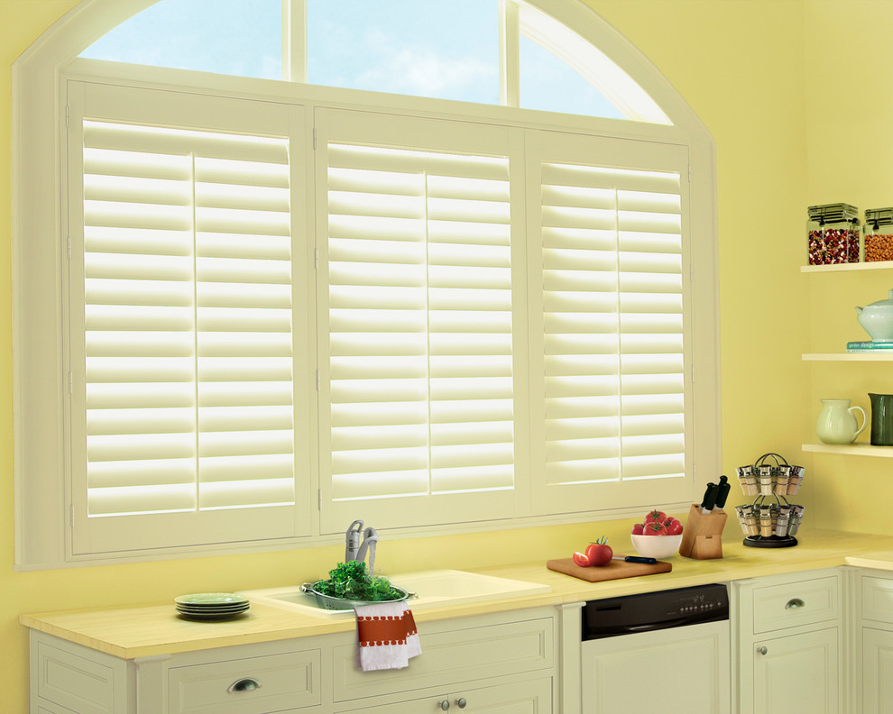 Example of a trendy l-shaped eat-in kitchen design