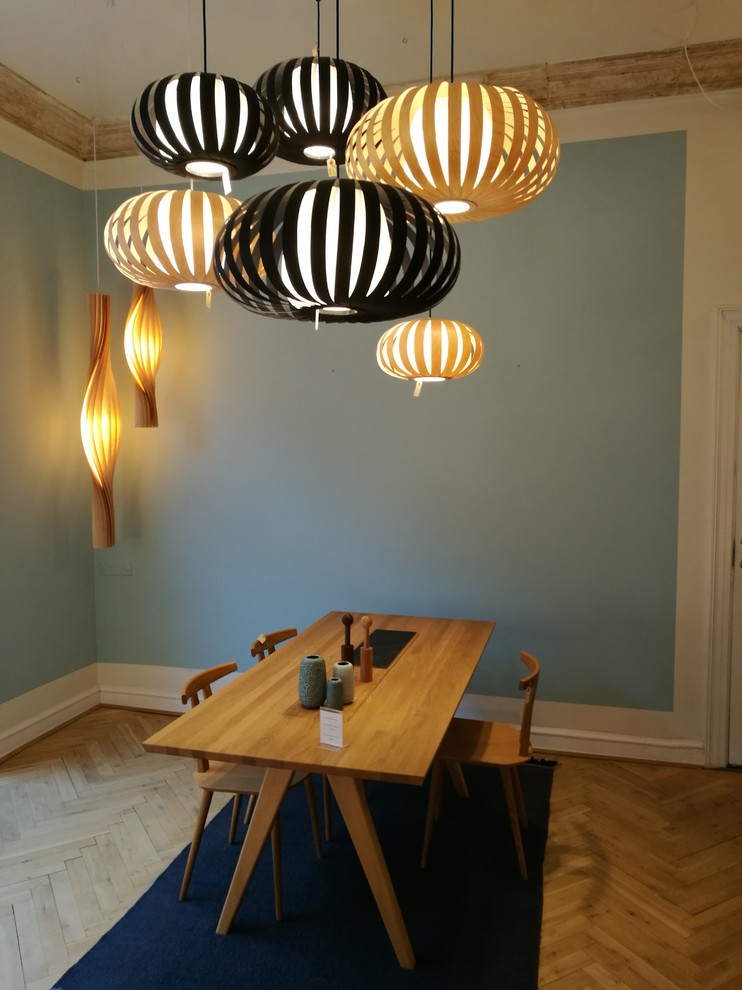 Foto de comedor escandinavo extra grande cerrado con suelo marrón, paredes azules y suelo de madera en tonos medios