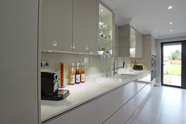 Handleless gloss lacquer kitchen contemporary-kitchen
