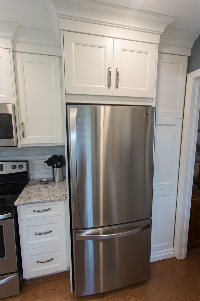 Kitchen - transitional kitchen idea in Toronto