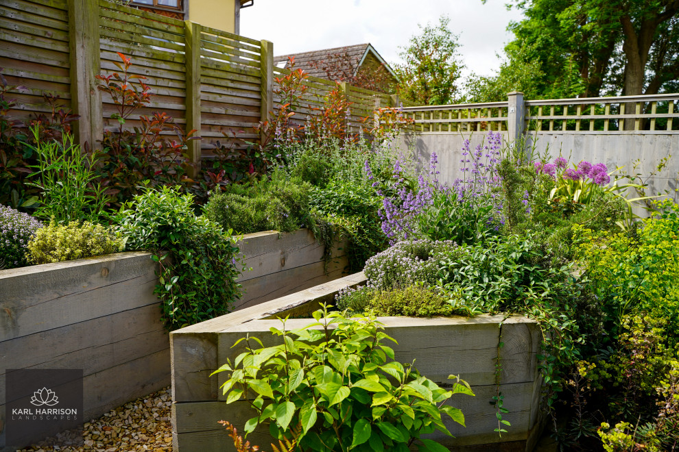 Idee per un giardino nordico esposto in pieno sole di medie dimensioni e dietro casa in estate con pedane e recinzione in legno