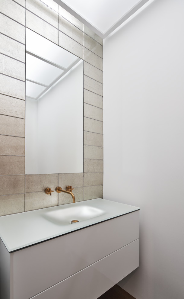 Foto di una stanza da bagno contemporanea con pareti bianche, lavabo integrato, un lavabo e mobile bagno sospeso