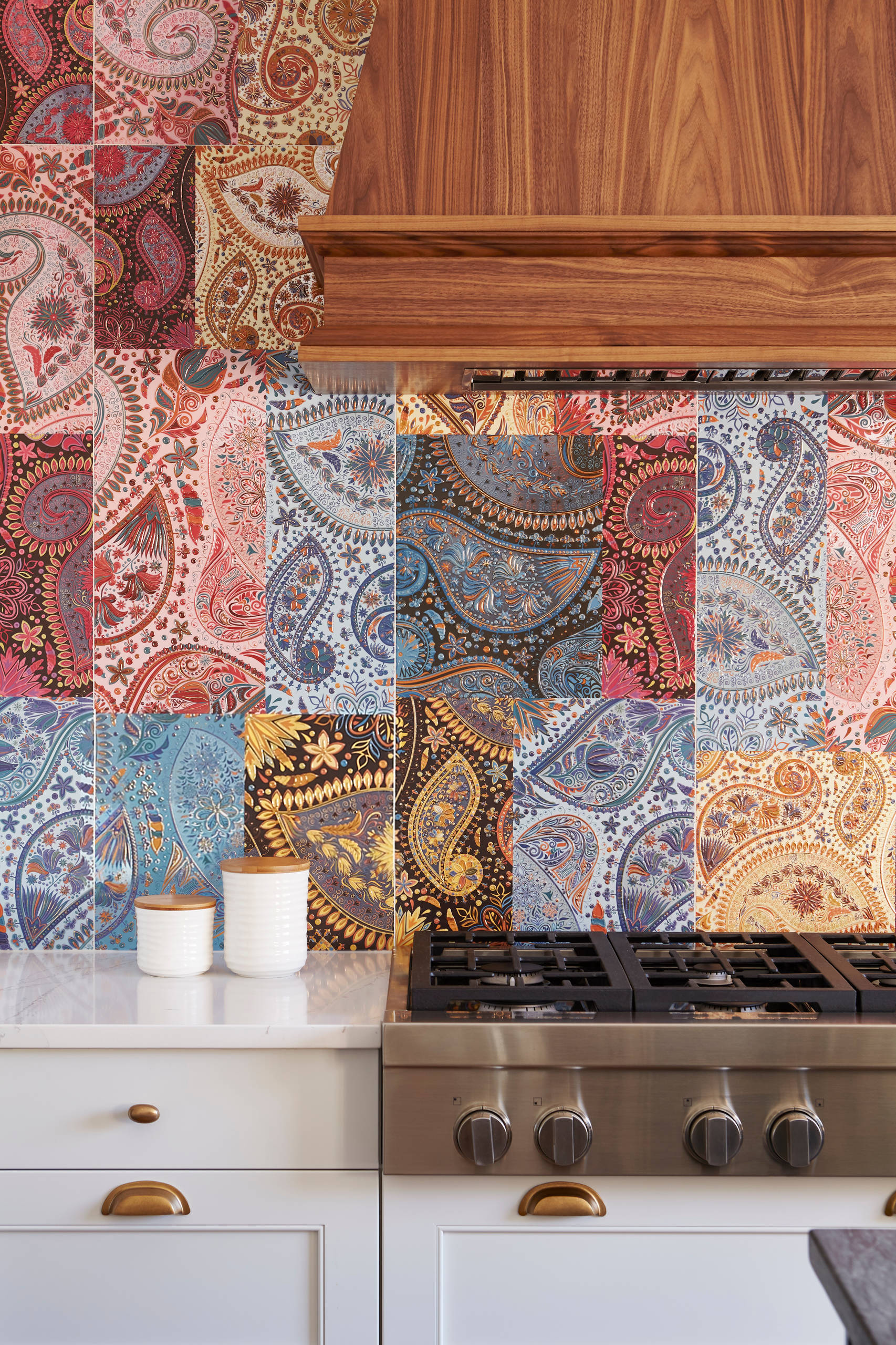 Paisley Tile Backsplash Takes This Kitchen to a Whole New Level, image size:1706x2560