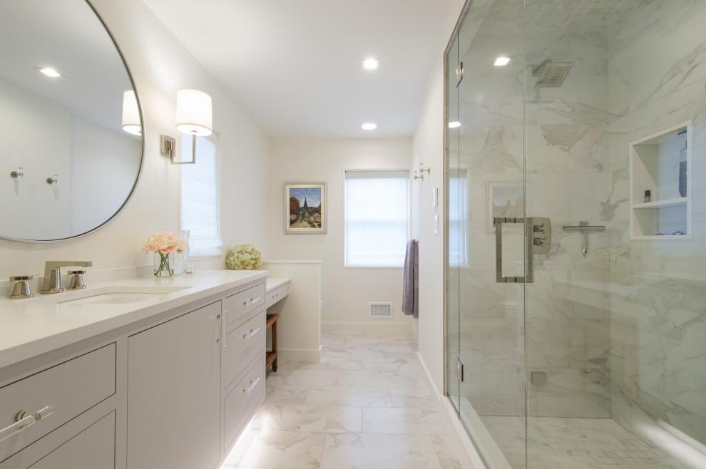 Idéer för att renovera ett litet funkis vit vitt en-suite badrum, med släta luckor, grå skåp, en bidé, porslinskakel, klinkergolv i porslin, ett undermonterad handfat, bänkskiva i kvarts och dusch med gångjärnsdörr