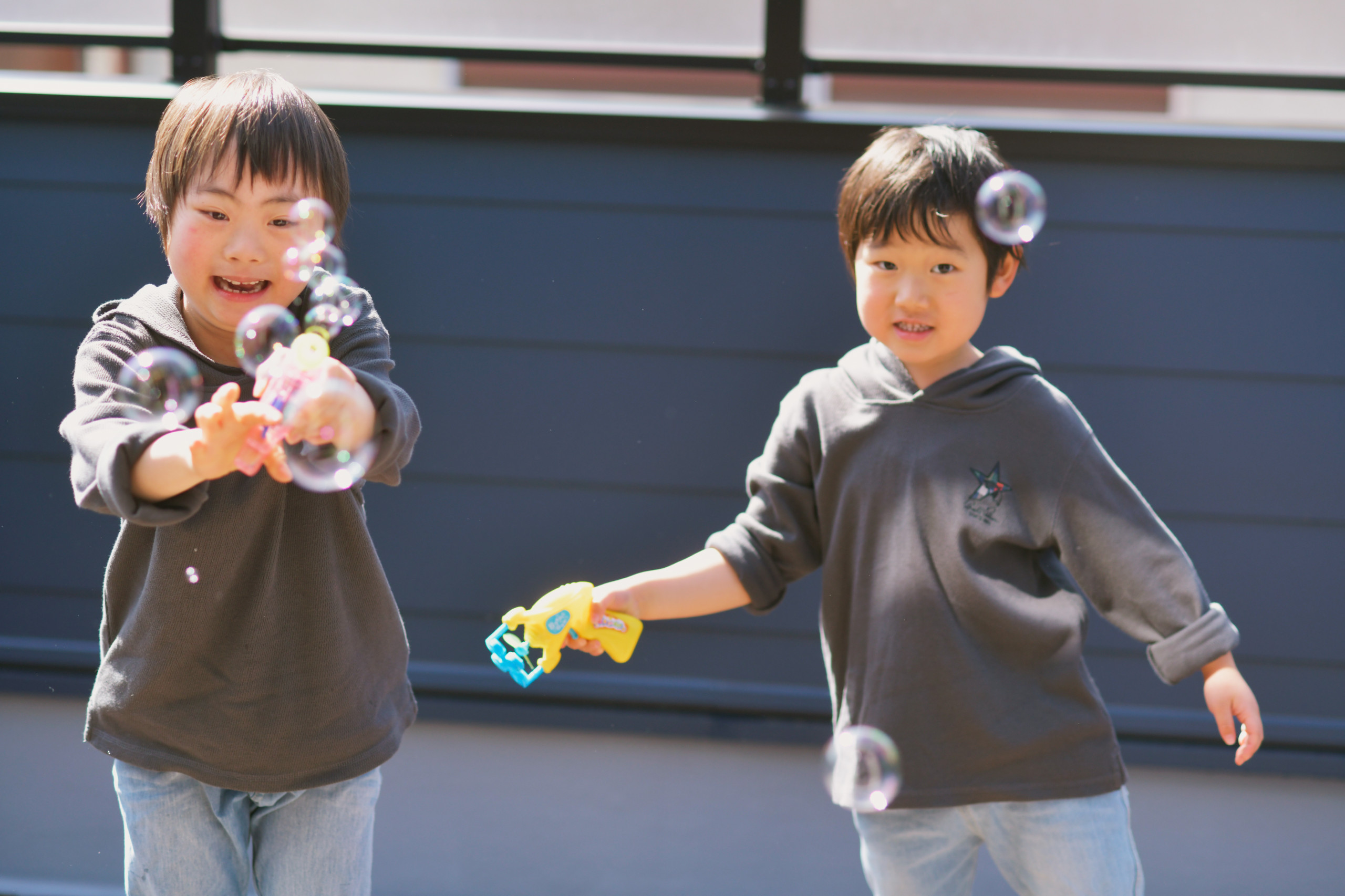 家族の笑顔輝く自然素材の家