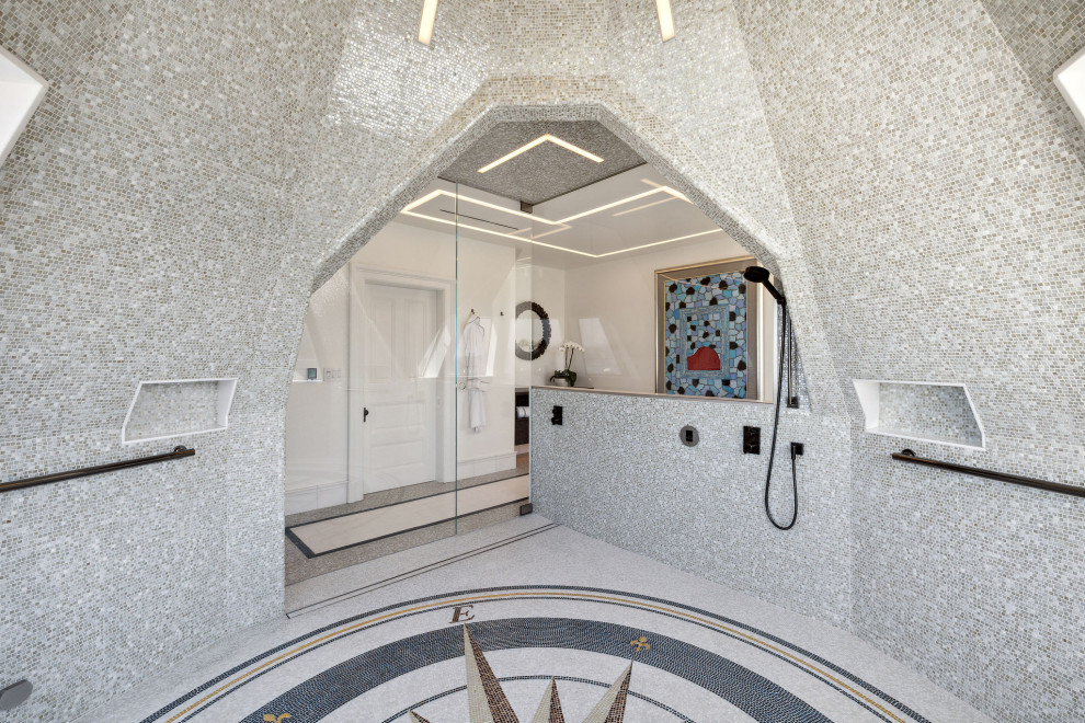 Foto på ett stort vintage vit badrum, med släta luckor, skåp i mörkt trä, en hörndusch, beige kakel, mosaik, marmorbänkskiva, beiget golv och dusch med gångjärnsdörr