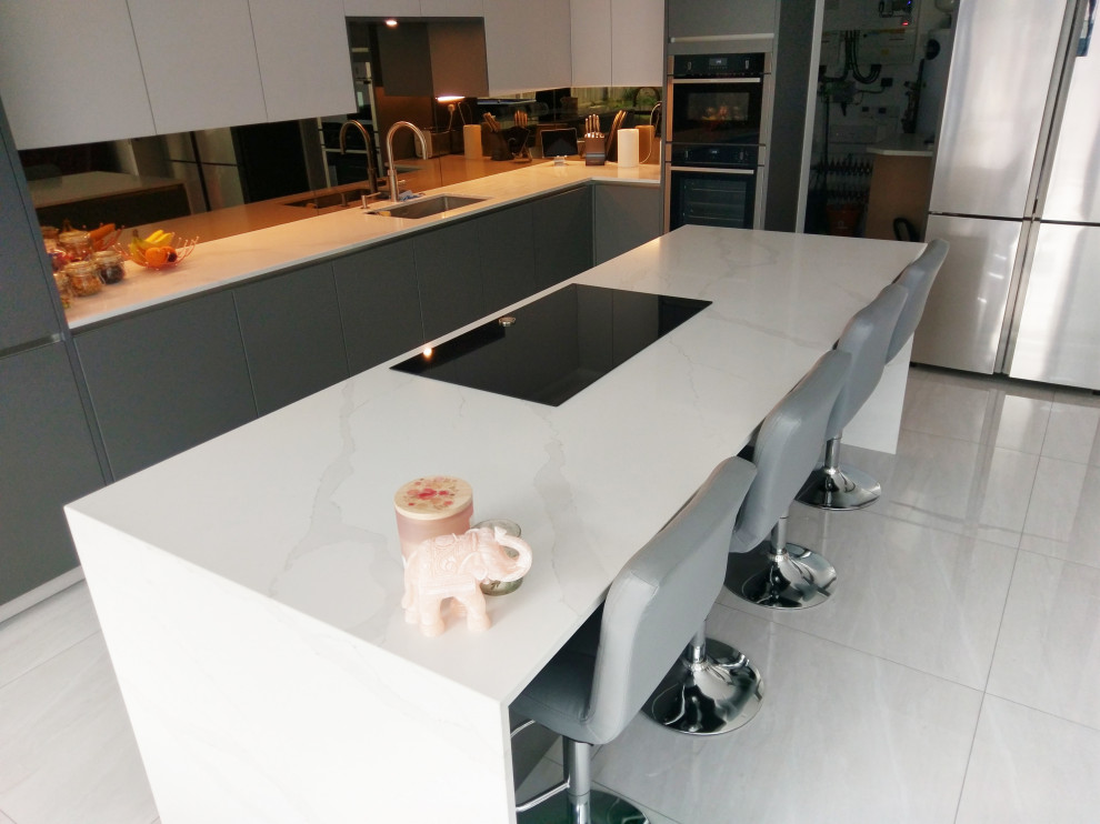 Mid-sized elegant l-shaped ceramic tile, white floor and tray ceiling eat-in kitchen photo in London with a drop-in sink, open cabinets, white cabinets, quartzite countertops, brown backsplash, quartz backsplash, stainless steel appliances, an island and white countertops