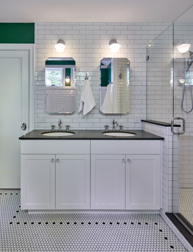 Idéer för stora amerikanska grått badrum, med vit kakel, tunnelbanekakel, dusch med gångjärnsdörr och vita skåp