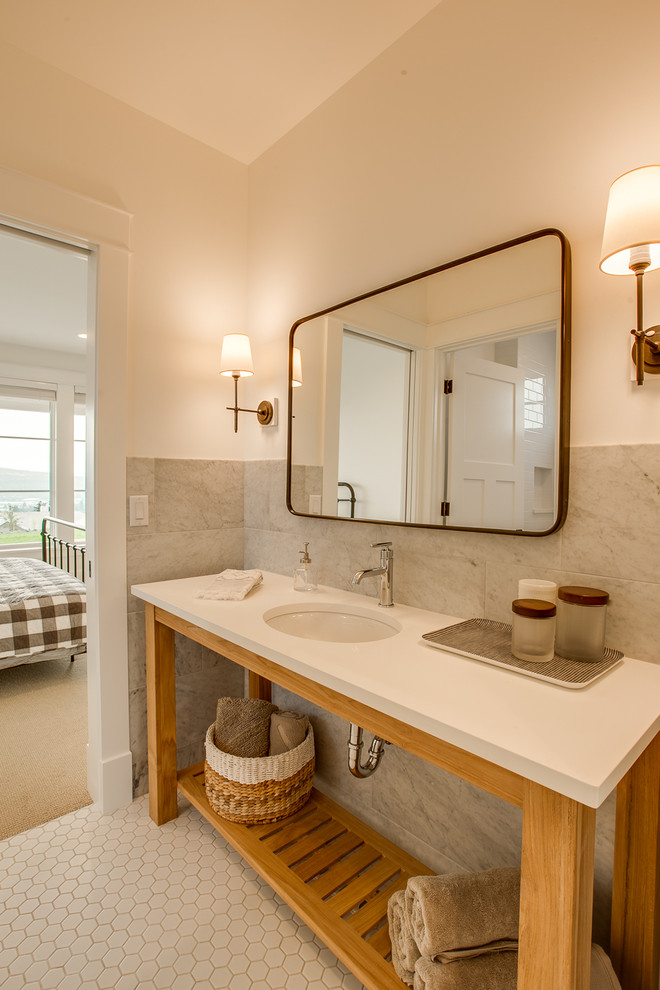 Example of a transitional home design design in Seattle