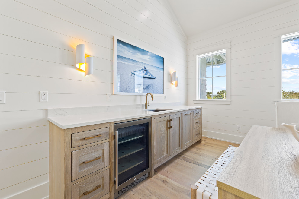 Источник вдохновения для домашнего уюта: гостиная комната в морском стиле с белыми стенами, светлым паркетным полом, телевизором на стене и стенами из вагонки