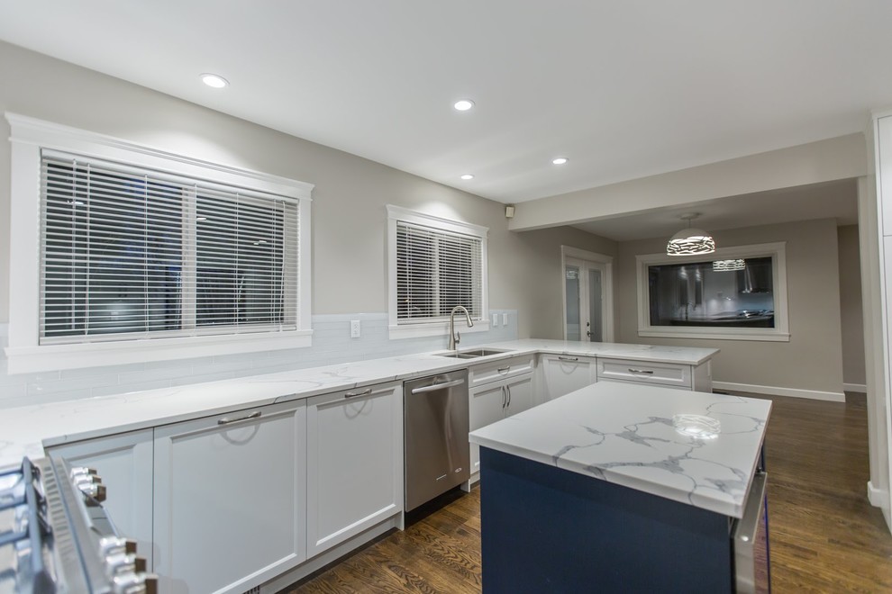Transitional kitchen photo in Vancouver
