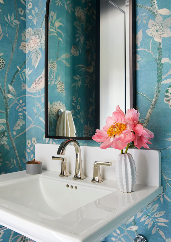 На фото: туалет в стиле неоклассика (современная классика) с синими стенами, раковиной с пьедесталом, белой столешницей, напольной тумбой и обоями на стенах с