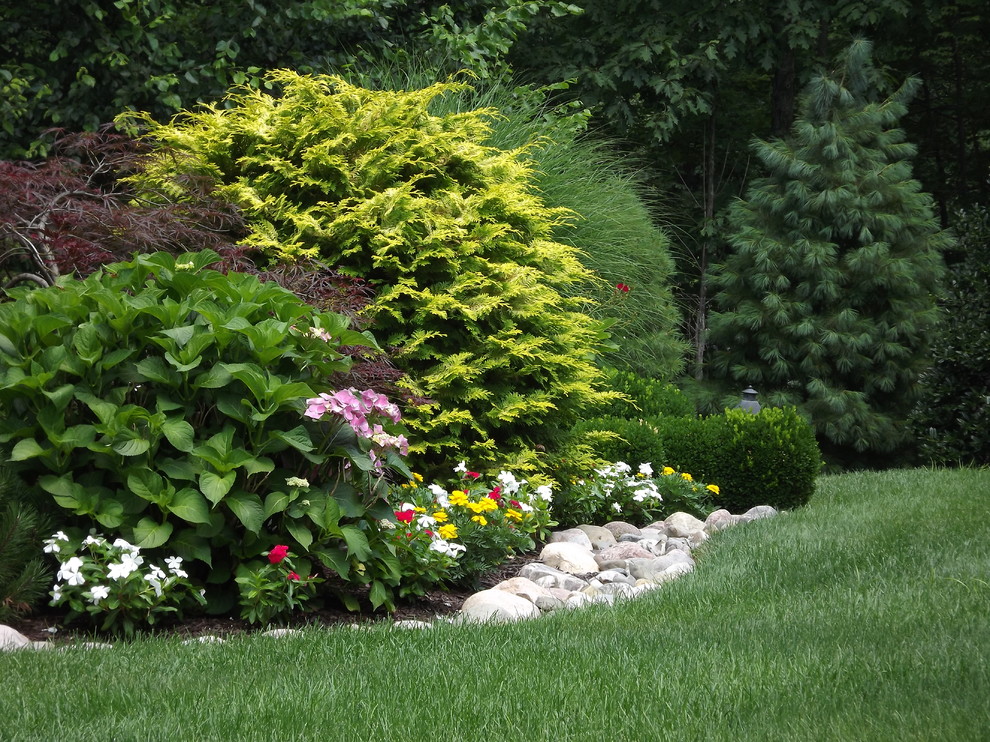 This is an example of a traditional backyard full sun garden in Newark with gravel.