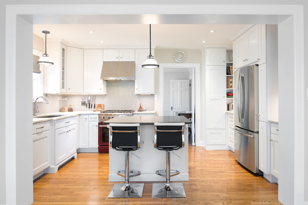 Mid-sized transitional u-shaped medium tone wood floor eat-in kitchen photo with an undermount sink, shaker cabinets, white cabinets, gray backsplash, mosaic tile backsplash, colored appliances, an island and granite countertops