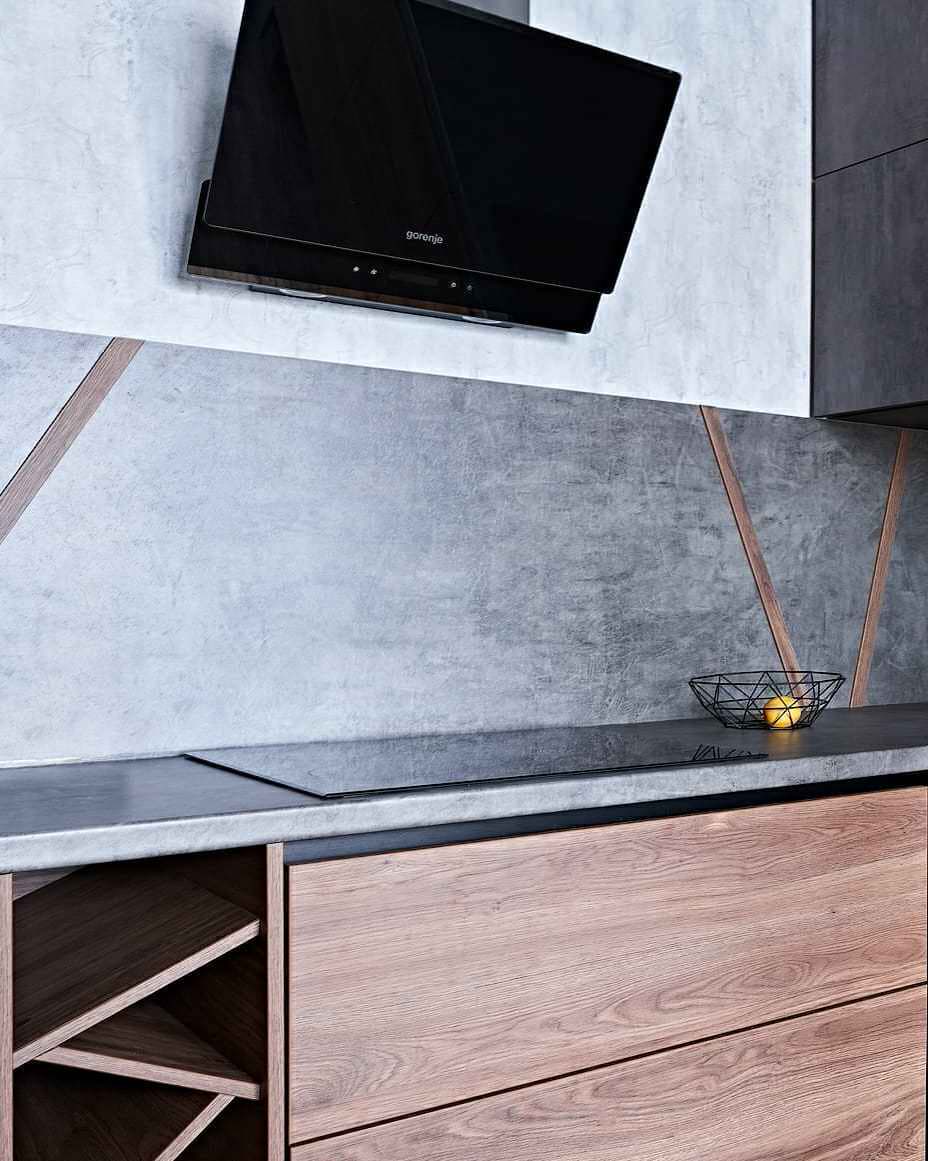 Черная угловая кухня в стиле лофт с фасадами под металл и под дерево