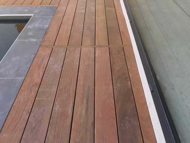 Cr&eacute;ation d'une plage de piscine en bois exotique. contemporaneo-terraza-y-balcon
