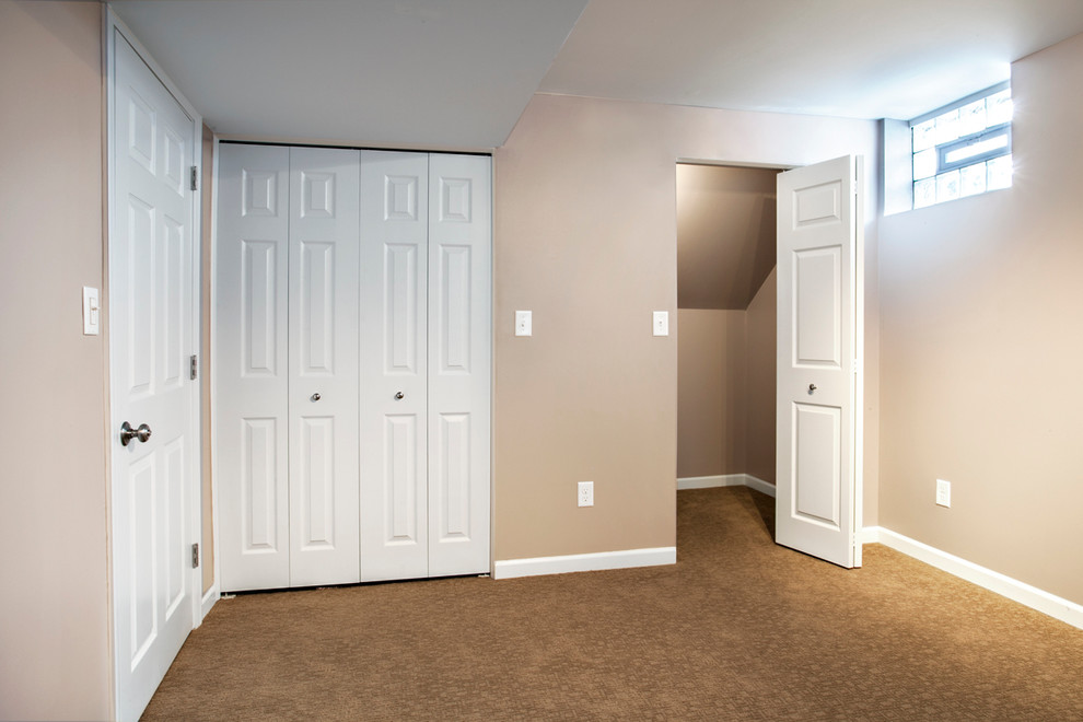 Transitional home design photo in Milwaukee