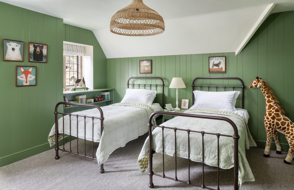 Modelo de dormitorio infantil tradicional de tamaño medio con paredes verdes, moqueta, suelo gris y panelado