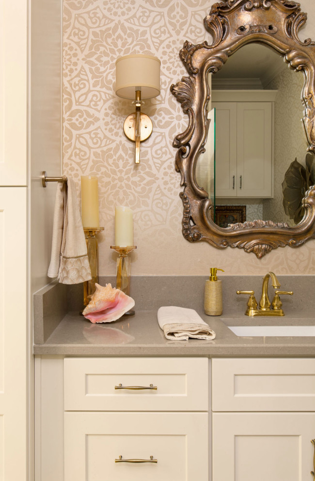 Diseño de cuarto de baño único y a medida bohemio con baldosas y/o azulejos de travertino, aseo y ducha, lavabo bajoencimera, encimera de cuarcita y papel pintado