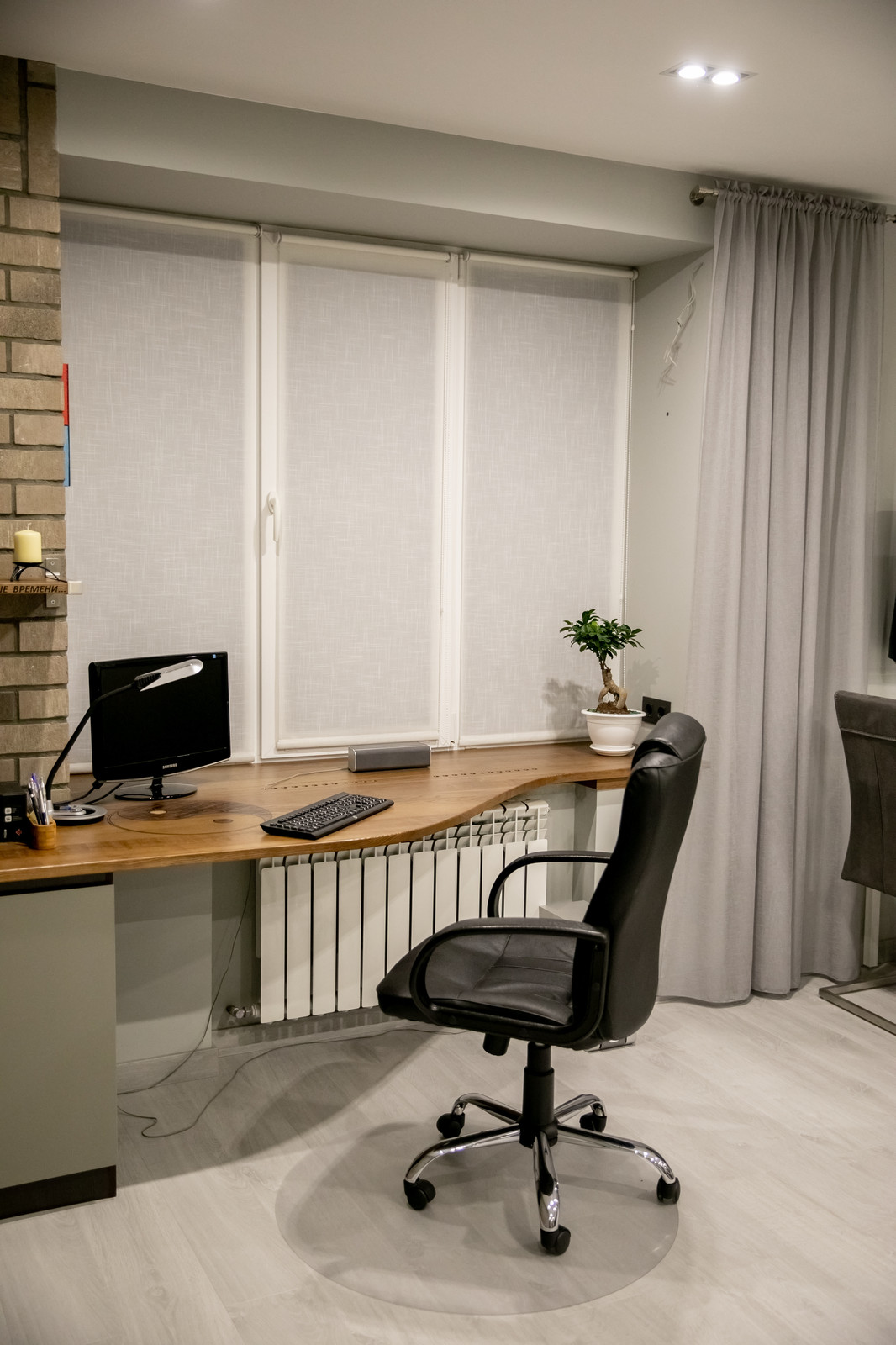 Рабочая зона: столешница-подоконник со знаком инь-ян