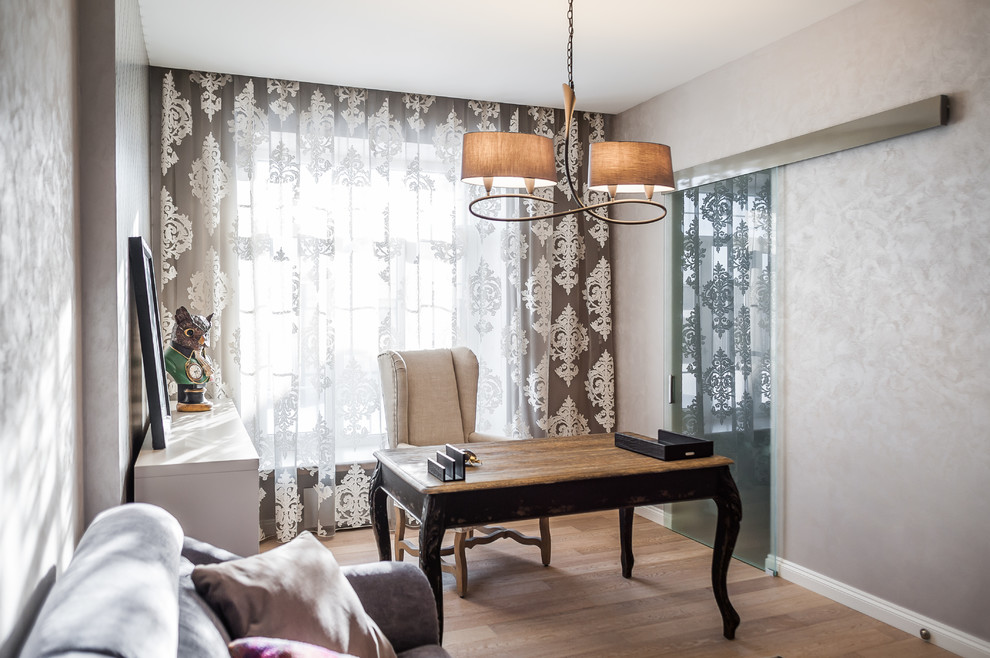 Загородный дом с розовой столовой