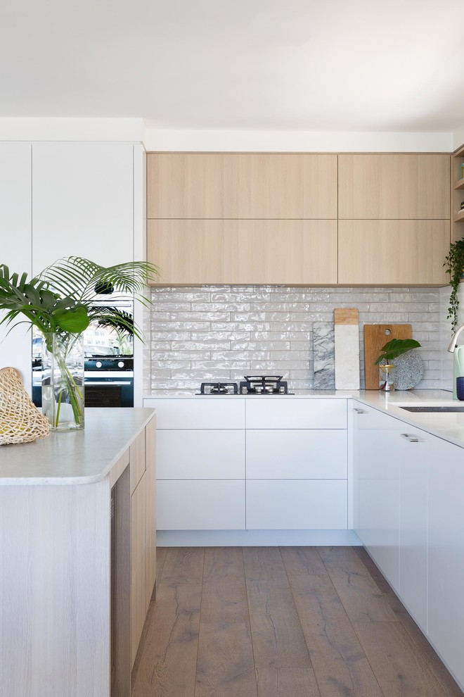 Photo of a mid-sized beach style eat-in kitchen in Sydney.
